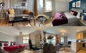 Grays - Dwellers Delight Luxury Stay Serviced Accommodation, 2 Bedroom Apartment, Upto 5 Guests , Free Parking & Wifi